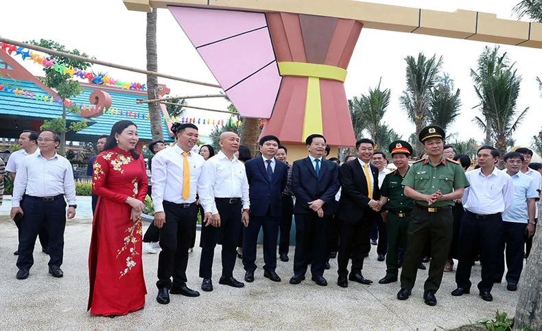 Phó Thủ tướng Chính phủ Mai Văn Chính dự Lễ khai trương Công viên nước Sun World Hà Nam ảnh 1