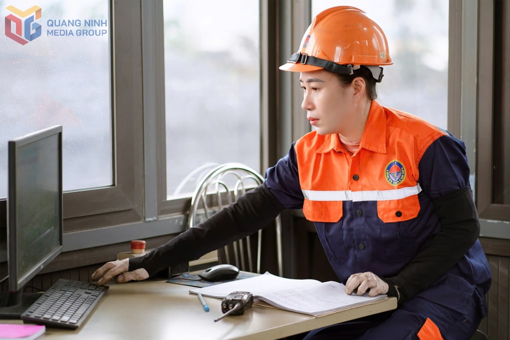 Chị Nguyễn Thu Thanh đang vận hành thiết bị sàng. Ảnh: Nhân vật cung cấp
