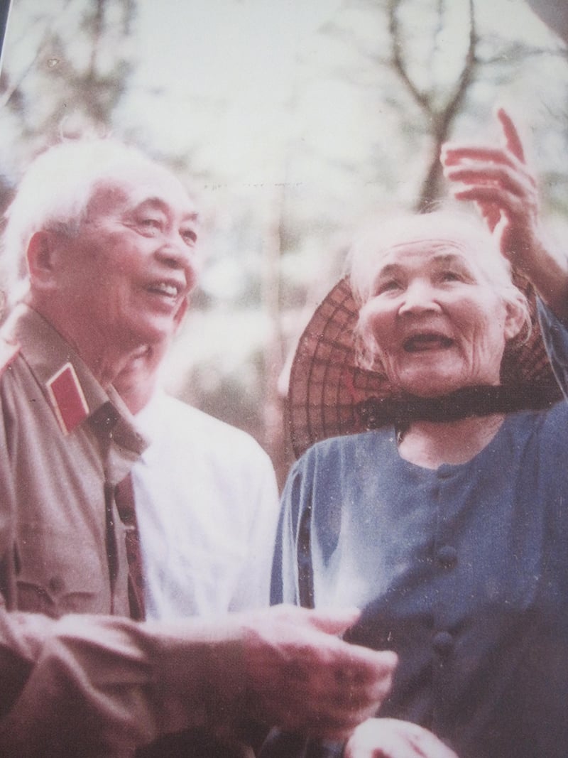 Đại tướng Võ Nguyên Giáp và Anh hùng Lao động Phạm Thị Nghènh. Ảnh: C.T.S
