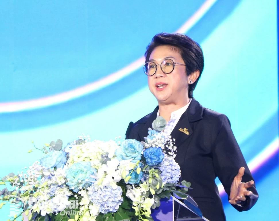Nữ CEO Lee Shu Li trao đổi thông tin sản phẩm với công nhân tại Công ty Công nghiệp Kiến Đạt (thành phố Biên Hòa). Ảnh: Thủy Mộc

