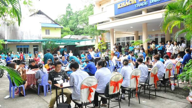 Lan tỏa nghĩa tình từ Ngày hội Sắc đỏ đoàn viên công đoàn năm 2025 ảnh 1