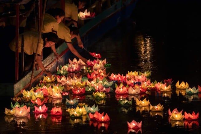 Hàng nghìn người dân, phật tử đổ về chùa Pháp Hoa thả hoa đăng mừng lễ Phật đản ảnh 7