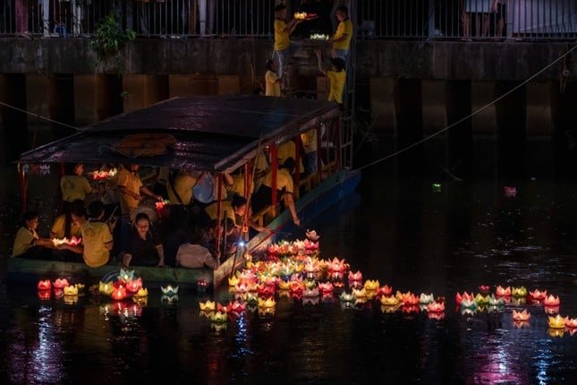 Hàng nghìn người dân, phật tử đổ về chùa Pháp Hoa thả hoa đăng mừng lễ Phật đản ảnh 6