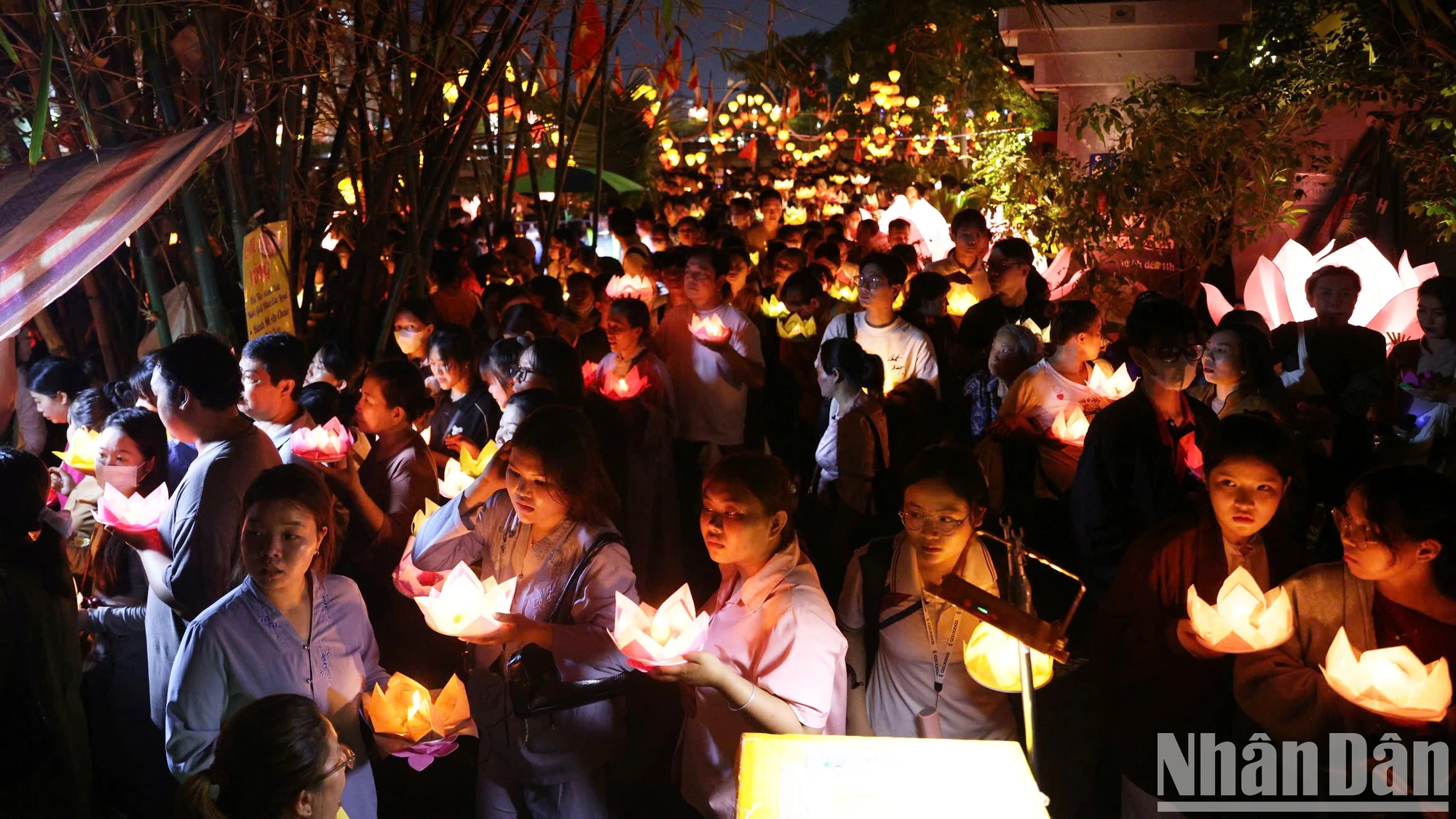 [Ảnh] Thành phố Hồ Chí Minh: Đông đảo người dân thả hoa đăng mừng Đại lễ Phật đản ảnh 2