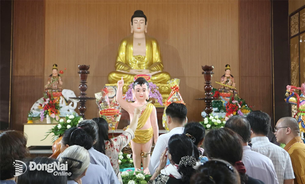 Tại chùa Tỉnh Hội (thành phố Biên Hòa), tăng ni, phật tử thực hiện nghi thức tắm Phật, do Ban Trị sự GHPG Việt Nam tỉnh tổ chức. Ảnh: Sông Thao
