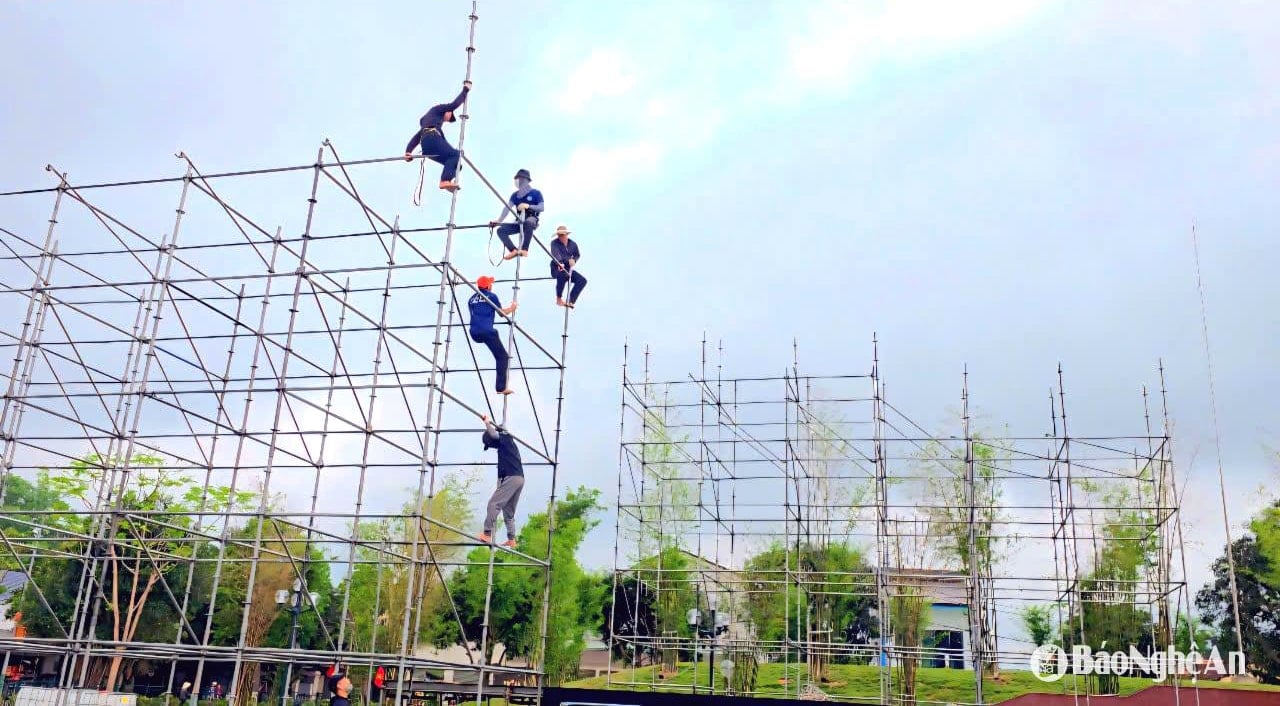 Tại sân vận động Làng Sen - địa điểm diễn ra lễ khai mạc và nhiều hoạt động quan trọng được các đơn vị thi công trang bị sân khấu lớn và hệ thống âm thanh, ánh sáng hiện đại để phục vụ tốt nhất cho chương trình. Ảnh: Thanh Quỳnh
