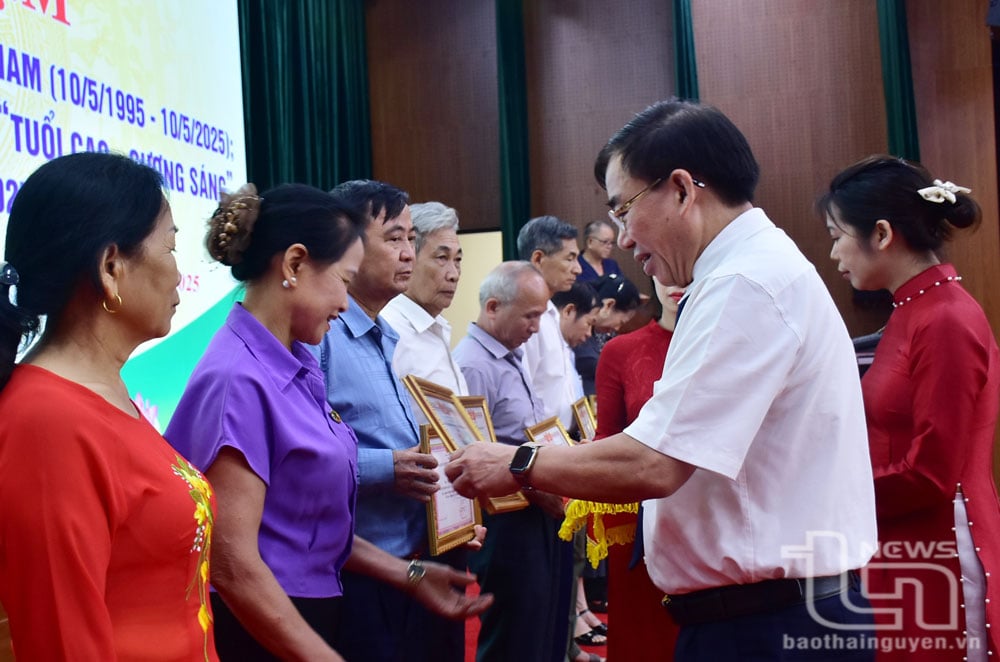 Lãnh đạo Hội Người cao tuổi tỉnh tặng Giấy khen cho các hội viên tiêu biểu trong phong trào thi đua Tuổi cao - Gương sáng giai đoạn 2021-2025.