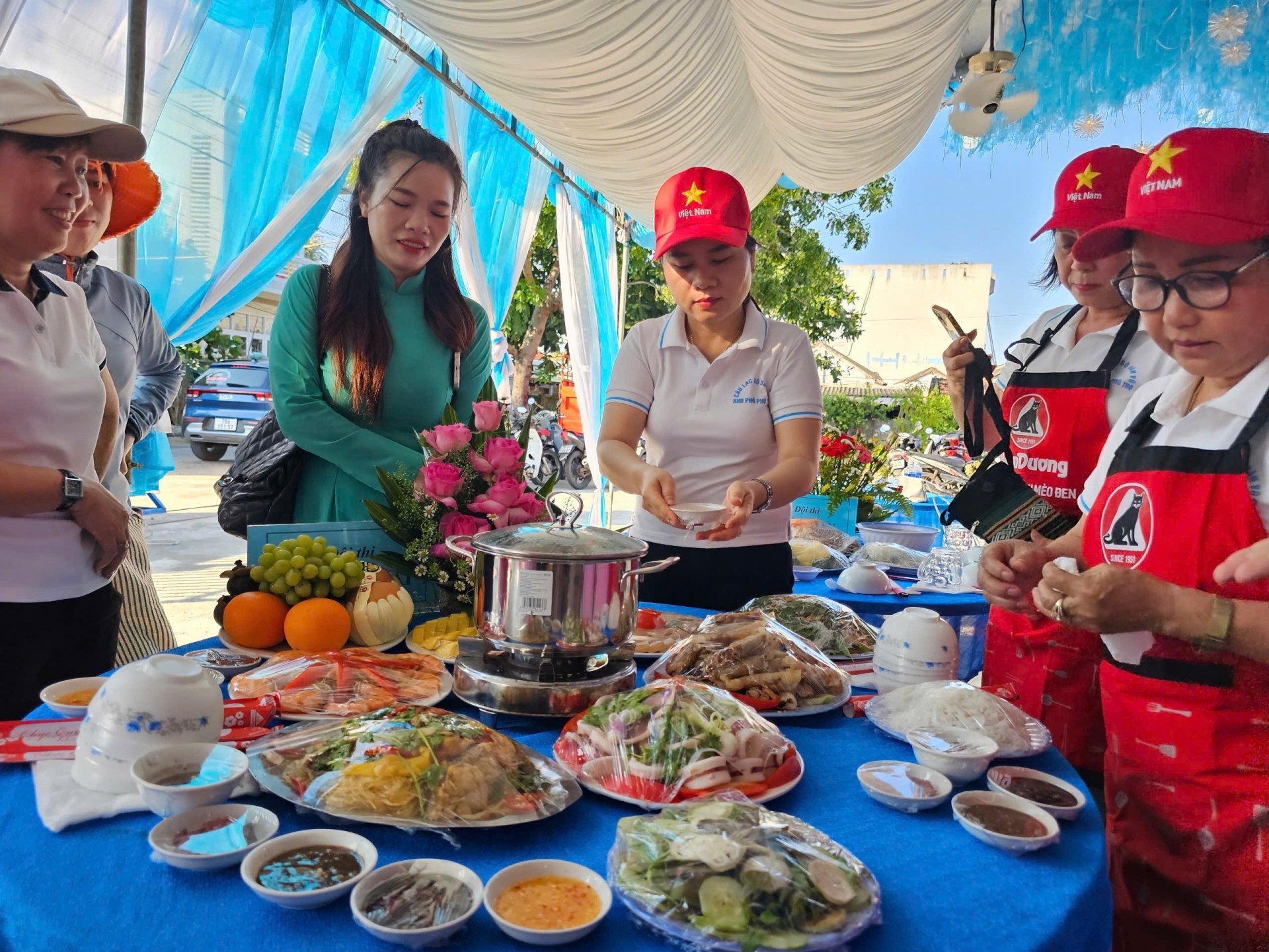 Các đội tham gia thi ẩm thực Hương vị xứ Nẫu. 