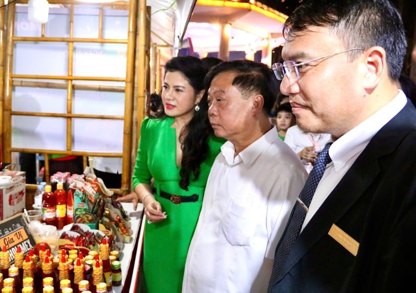 Các đại biểu tham quan các gian hàng.