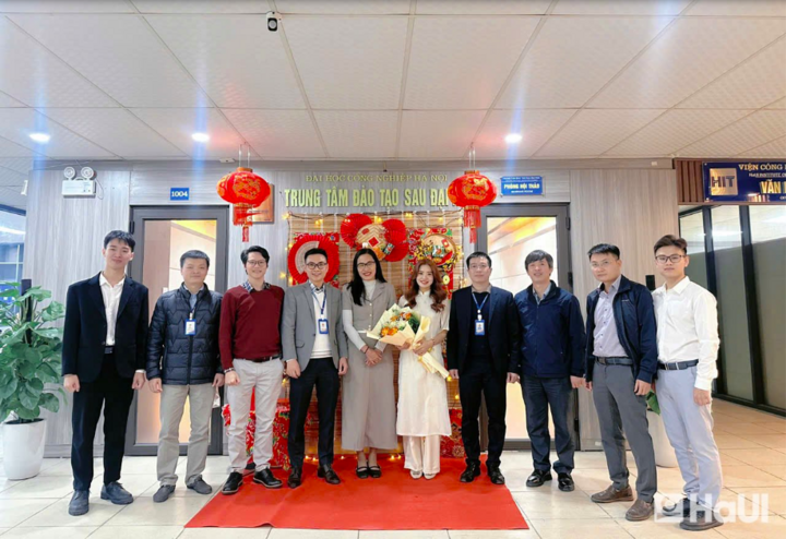 Niềm vui trong ngày bảo vệ thành công Đồ án tốt nghiệp của cựu học viên Trần Thị Nhất - ngành Thạc sĩ Cơ điện tử, HaUI.