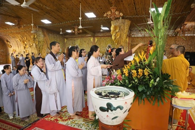 Hàng nghìn người dân, phật tử đổ về chùa Pháp Hoa thả hoa đăng mừng lễ Phật đản ảnh 14