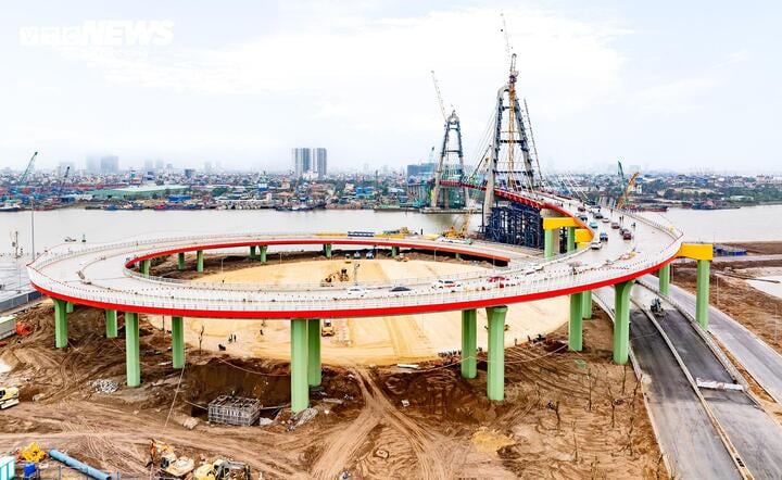 Le pont royal reliant le centre de la ville de Hai Phong à l'île royale (île Vu Yen, ville de Thuy Nguyen) a été achevé en avril dernier.