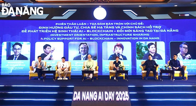 Quang cảnh tọa đàm “Định hướng đầu tư, chia sẻ hạ tầng và chính sách hỗ trợ để phát triển hệ sinh thái Trí tuệ nhân tạo - Blockchain - đổi mới sáng tạo tại Đà Nẵng” trong khuôn khổ hội thảo Trí tuệ nhân tạo - Động lực mới phát triển Đà Nẵng do UBND thành phố tổ chức ngày 9-5. Ảnh: M.QUẾ	