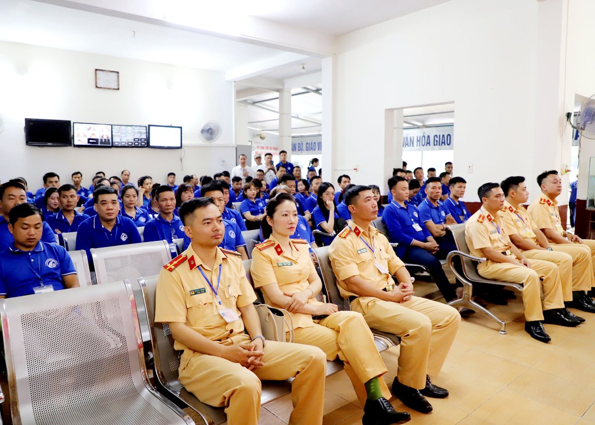 Toàn cảnh lễ khai mạc.