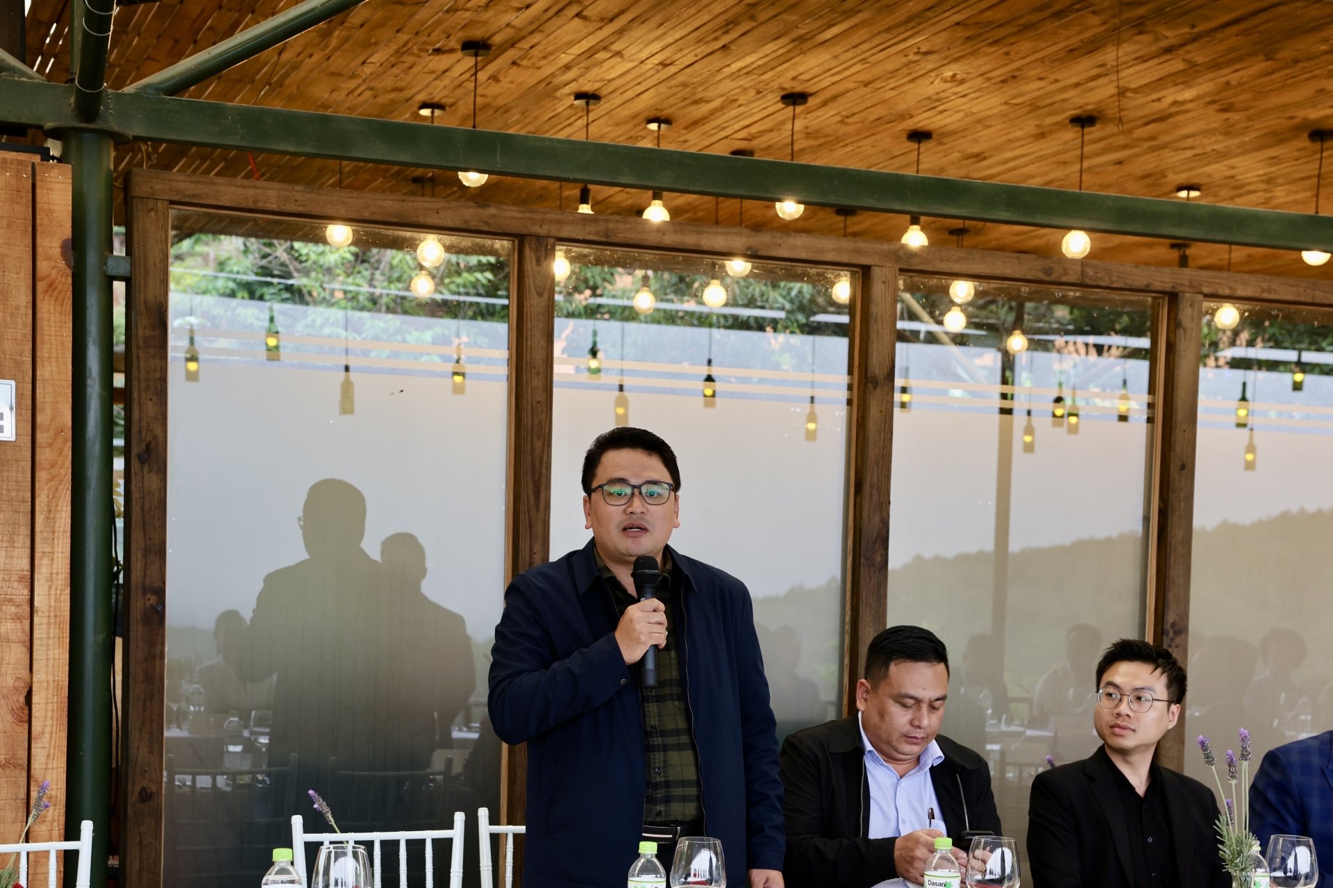 Mr. Le Nhat Linh - Deputy General Director of Lan Anh Da Lat Tourist Area, shares cooperation activities with businesses in Tuyen Lam Lake National Tourist Area