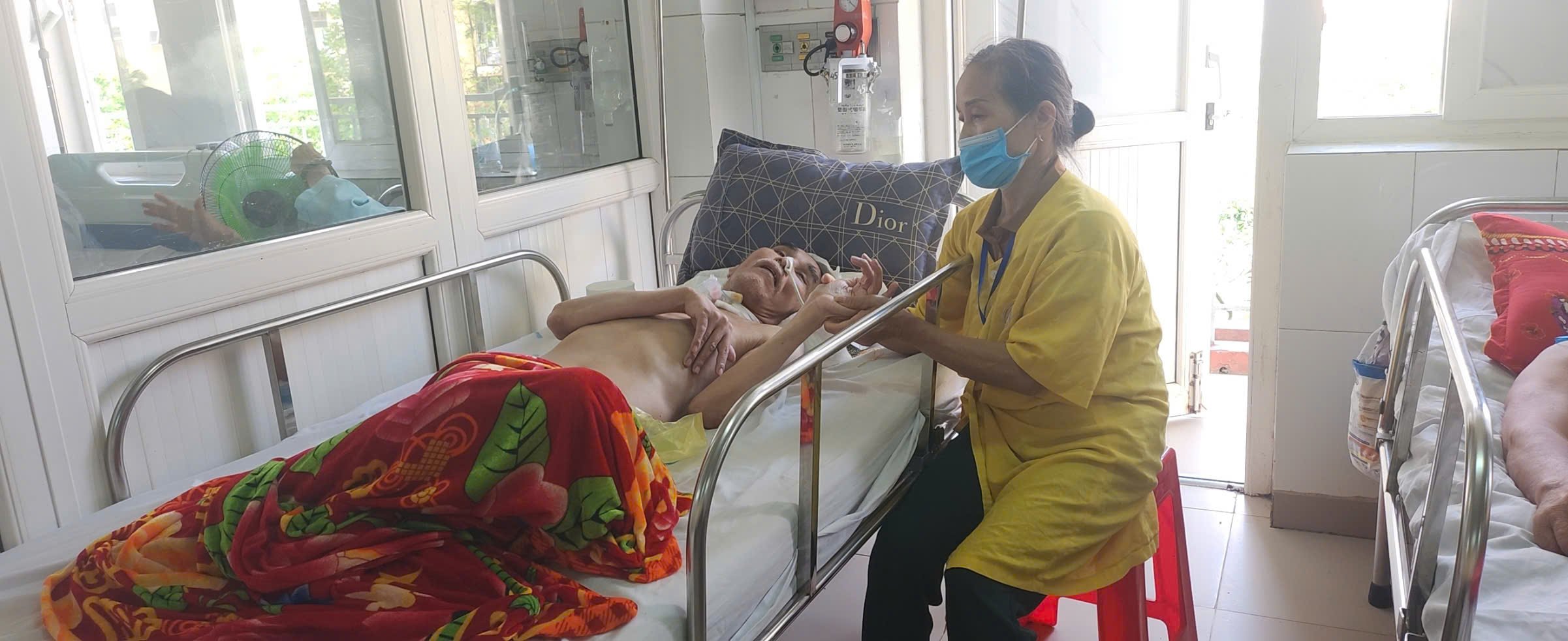 Chị gái già yếu chăm sóc em trai bị nhiễm chất độc da cam
