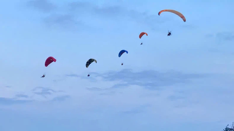 Mãn nhãn với màn trình diễn dù lượn tại huyện đảo Cô Tô ảnh 3