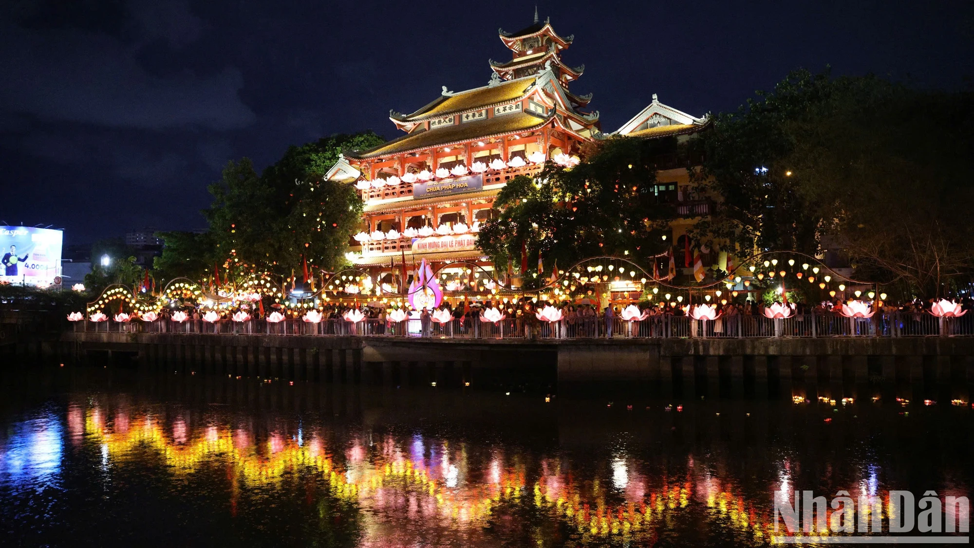 [Ảnh] Thành phố Hồ Chí Minh: Đông đảo người dân thả hoa đăng mừng Đại lễ Phật đản ảnh 10