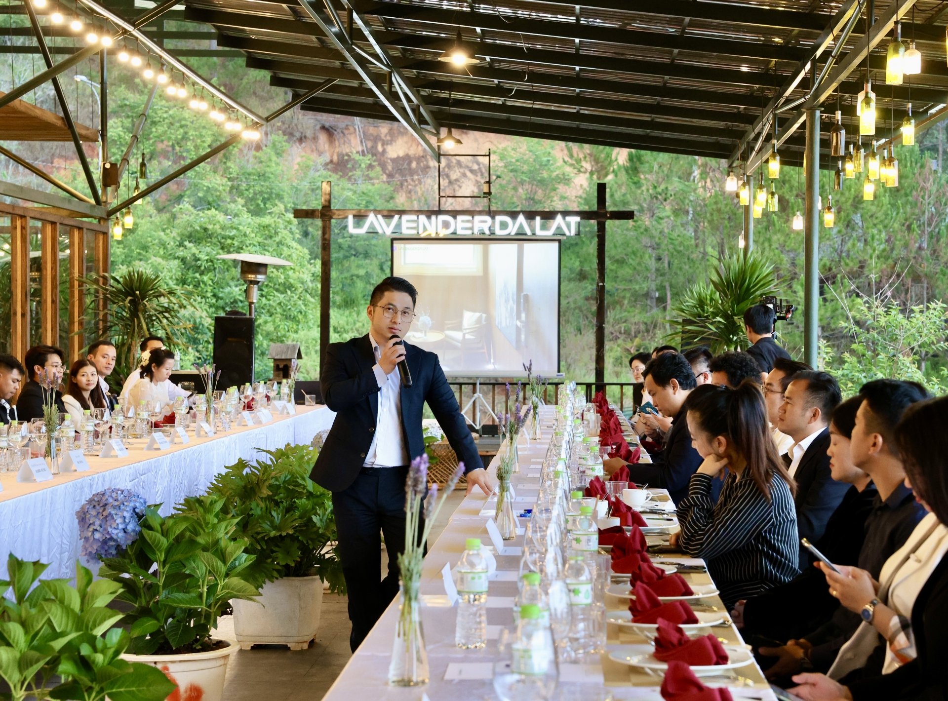 Mr. Le Tang Trong Nghia - Vice President of Young Entrepreneurs Association, Director of Vietravel Da Lat branch, running the Entrepreneur Coffee program part 3
