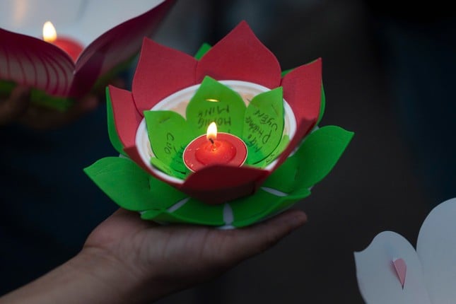 Hàng nghìn người dân, phật tử đổ về chùa Pháp Hoa thả hoa đăng mừng lễ Phật đản ảnh 3