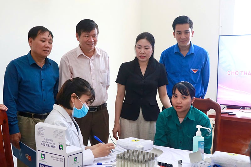 Khám sàng lọc miễn phí cho thanh niên công nhân.