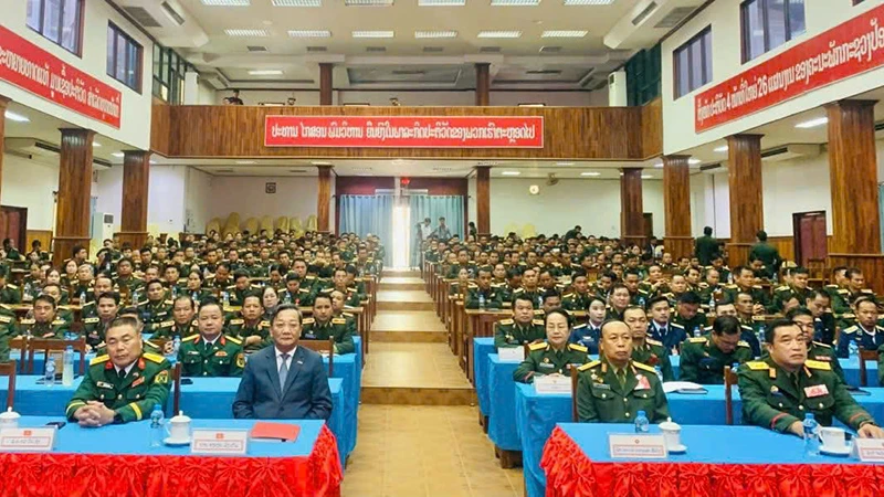 ក្រសួងការពារជាតិឡាវបានរៀបចំពិធីរំលឹកខួបលើកទី ៥០ នៃការបង្រួបបង្រួមជាតិរបស់វៀតណាម។