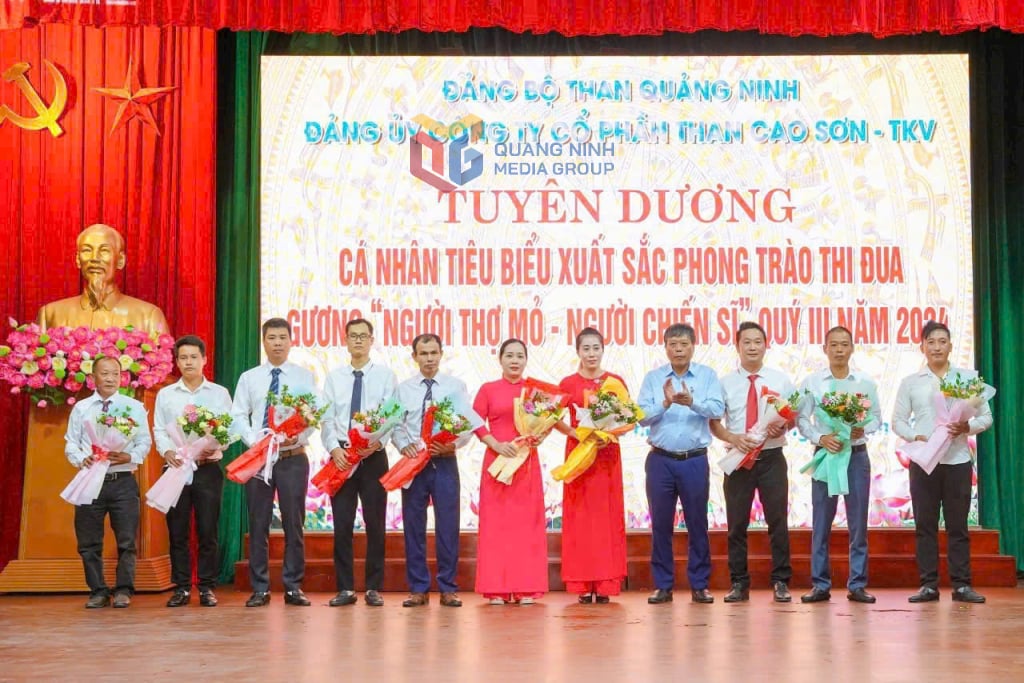 Chị Nguyễn Thu Thanh (thứ 7, trái sang) được Đảng ủy Công ty CP Than Cao Sơn  - TKV tuyên dương cá nhân tiêu biểu suât sắc phong trào thi đua gương 