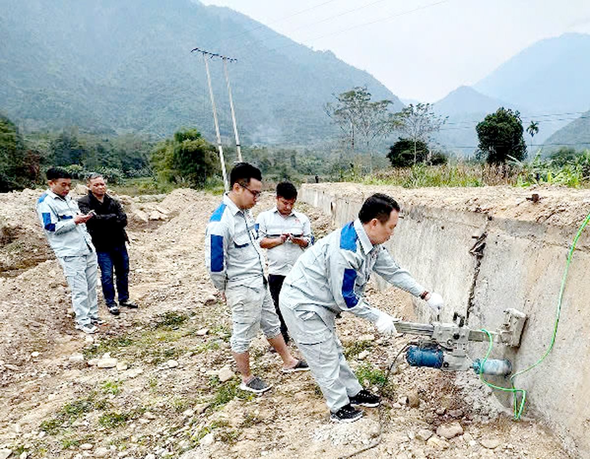Cán bộ Trung tâm Kiểm định chất lượng Công trình xây dựng (Sở Xây dựng)  kiểm tra công trình tại huyện Vị Xuyên.