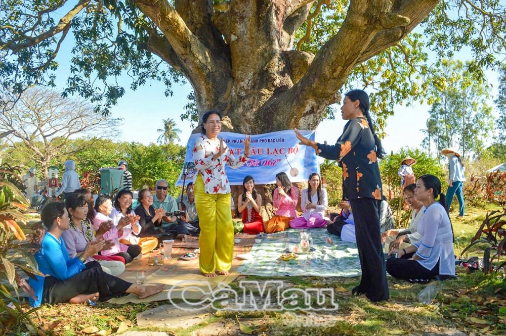 Giao lưu ÐCTT và biểu diễn nghệ thuật dân tộc của các CLB Kinh - Hoa - Khmer ở xã Vĩnh Trạch Ðông, TP Bạc Liêu.