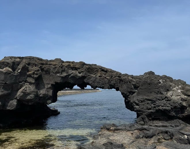 Cổng Tò Vò là một trong những điểm đến không thể bỏ qua khi đến Lý Sơn. (Nguồn: Vietnam+)