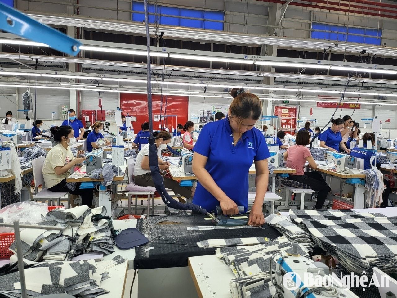 Sản xuất tại Công ty TNHH dệt may Sangwoo ở Khu Công nghiệp VSIP, Hưng Nguyên, Nghệ An. Ảnh: Thu Huyền