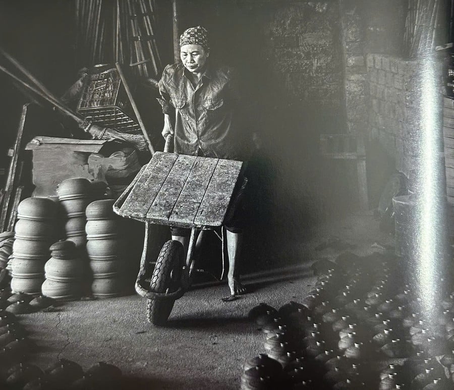 Cuốn sách không chỉ tôn vinh bàn tay tài hoa của các nghệ nhân, những bức ảnh còn đánh thức trong lòng người xem ký ức tuổi thơ, gợi nhắc về một Việt Nam mộc mạc, dung dị và bền bỉ giữ gìn truyền thống giữa guồng quay hiện đại.