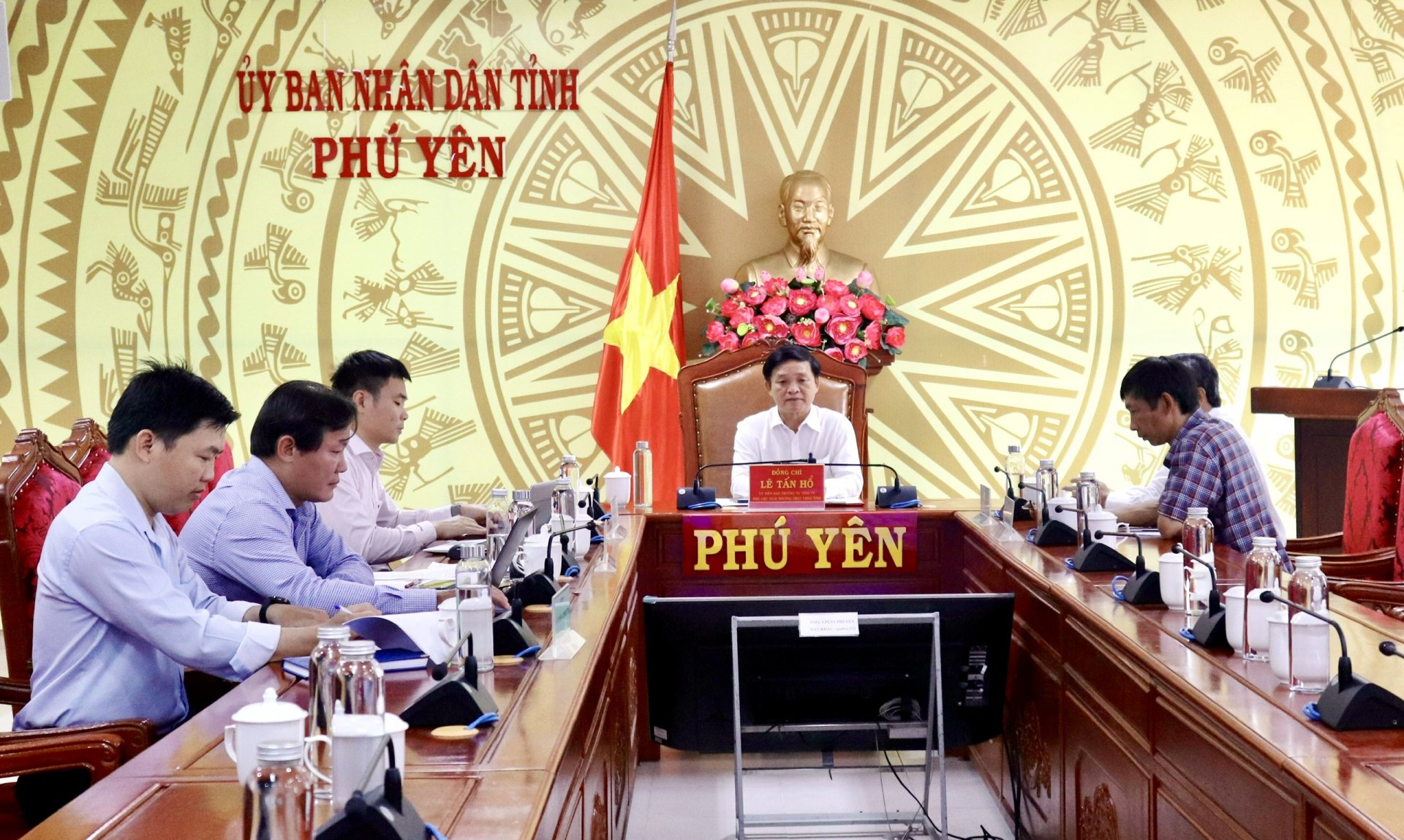 Đồng Chí Lê Tấn Hổ chủ trì buổi làm việc tại điểm cầu Phú Yên. Ảnh: NGÔ XUÂN