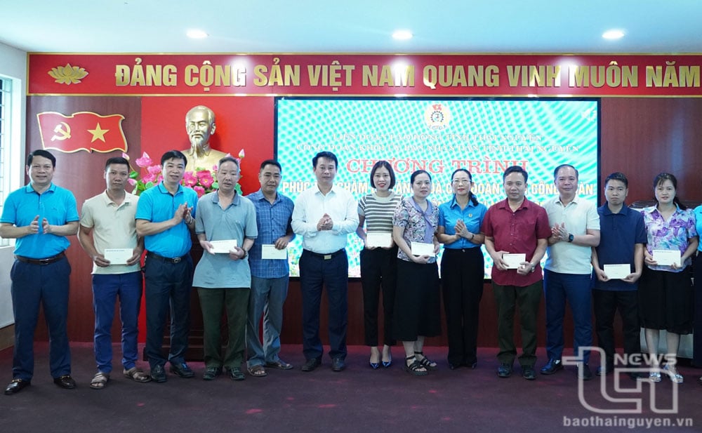 Lãnh đạo Liên đoàn Lao động tỉnh, Công đoàn Khối UBND tỉnh tặng quà người lao động có hoàn cảnh khó khăn.