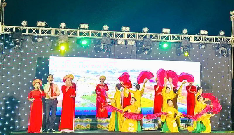 Chương trình văn nghệ gây quỹ xóa nhà tạm, nhà dột nát là điểm nổi bật của Mặt trận các cấp huyện Bố Trạch.