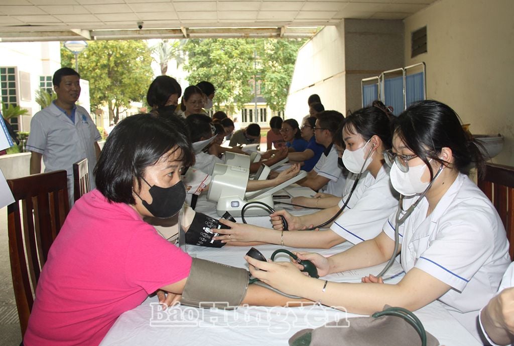 Khám bệnh và tư vấn cho người dân tại thành phố Hưng Yên