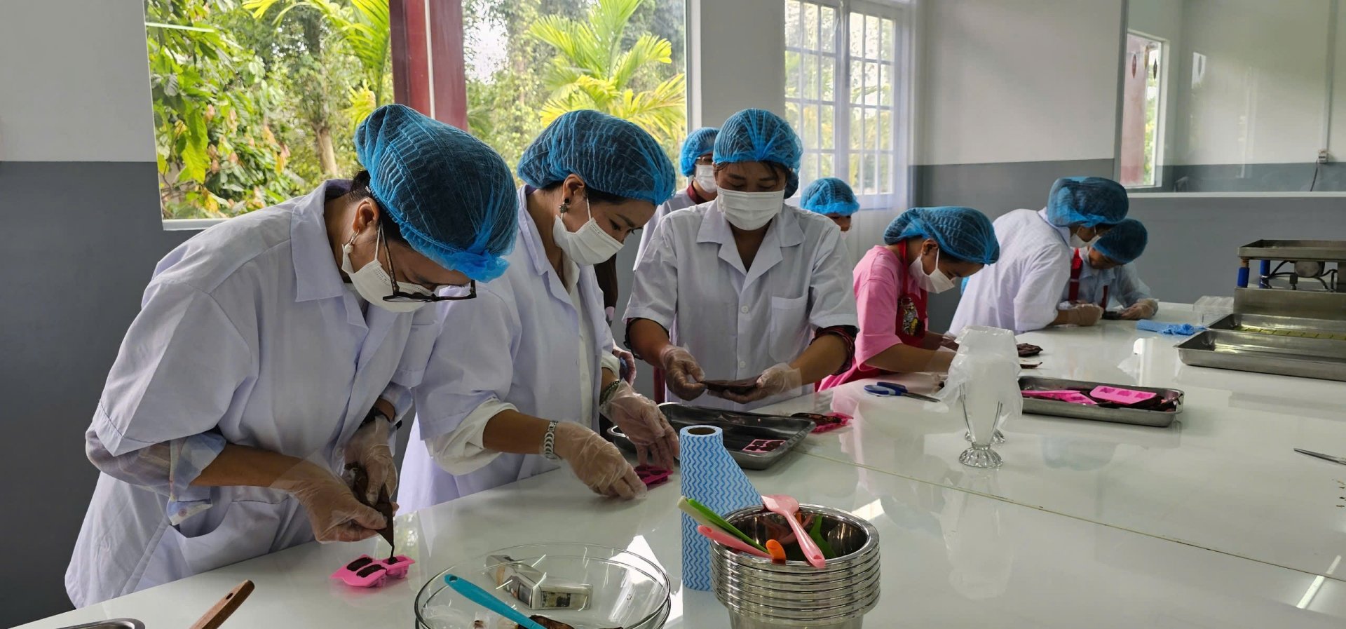 Các thành viên của HTX trải nghiệm công đoạn pha chế sô-cô-la tại công ty
