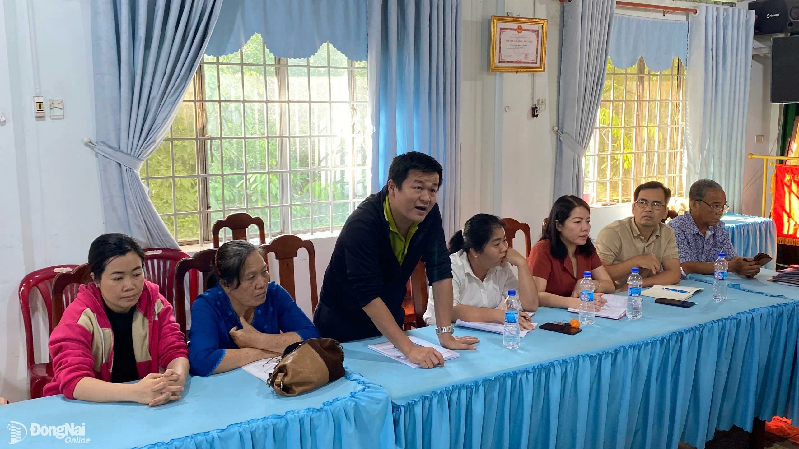 Đại diện hộ dân nêu ý kiến với lãnh đạo huyện, xã. Ảnh: Phùng Viện