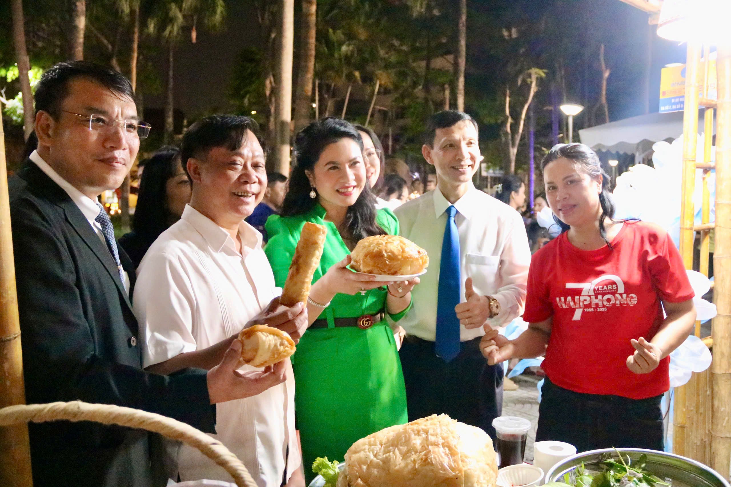 Du khách khám phá foodtour Hải Phòng tại Liên hoan ẩm thực món ngon 2025 - Ảnh 1.