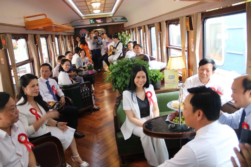 Các đại biểu trải nghiệm chuyến tàu Hoa Phượng Đỏ.