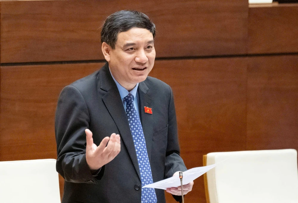 国会文化社会委員会のグエン・ダック・ヴィン委員長は、国会議員らが提起したいくつかの問題について説明し、明確にした。jpg