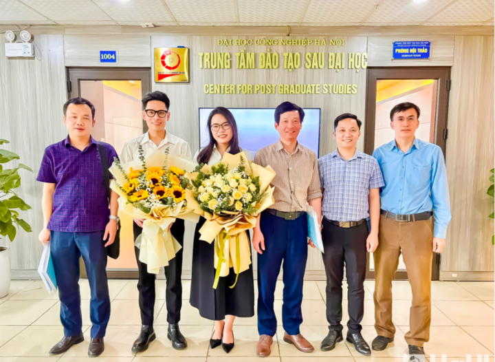 Khoảnh khắc rạng rỡ của 02 học viên sau buổi bảo vệ thành công đồ án tốt nghiệp, khẳng định sự nỗ lực không ngừng nghỉ suốt chặng đường học cao học.