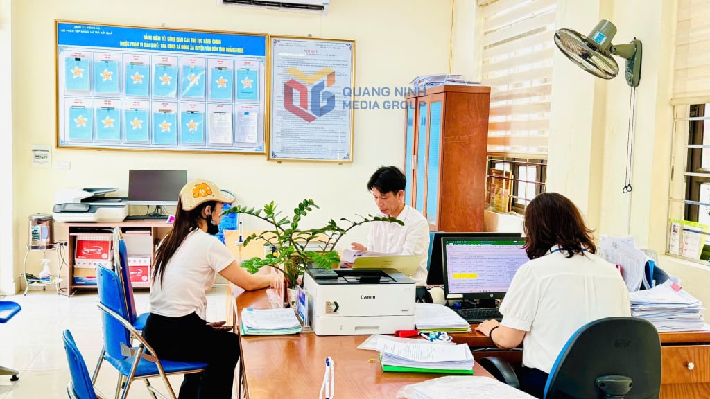 Tiếp nhận, giải quyết thủ tục hành chính cho công dân tại UBND xã Đông Xá (Vân Đồn). Ảnh: Mạnh Trường