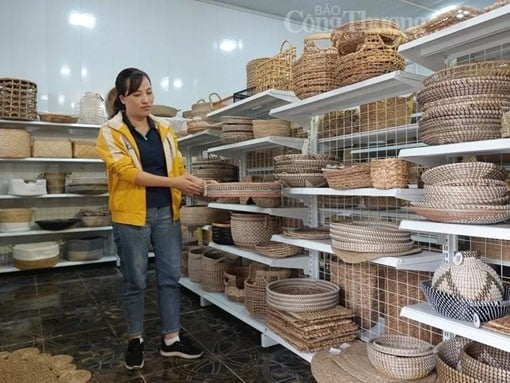 Nhờ bán hàng trên các sàn thương mại điện tử đã đưa hình ảnh sản phẩm cói Nga Sơn đến gần hơn với nhiều khách hàng quốc tế. (Ảnh: Quốc Huy)