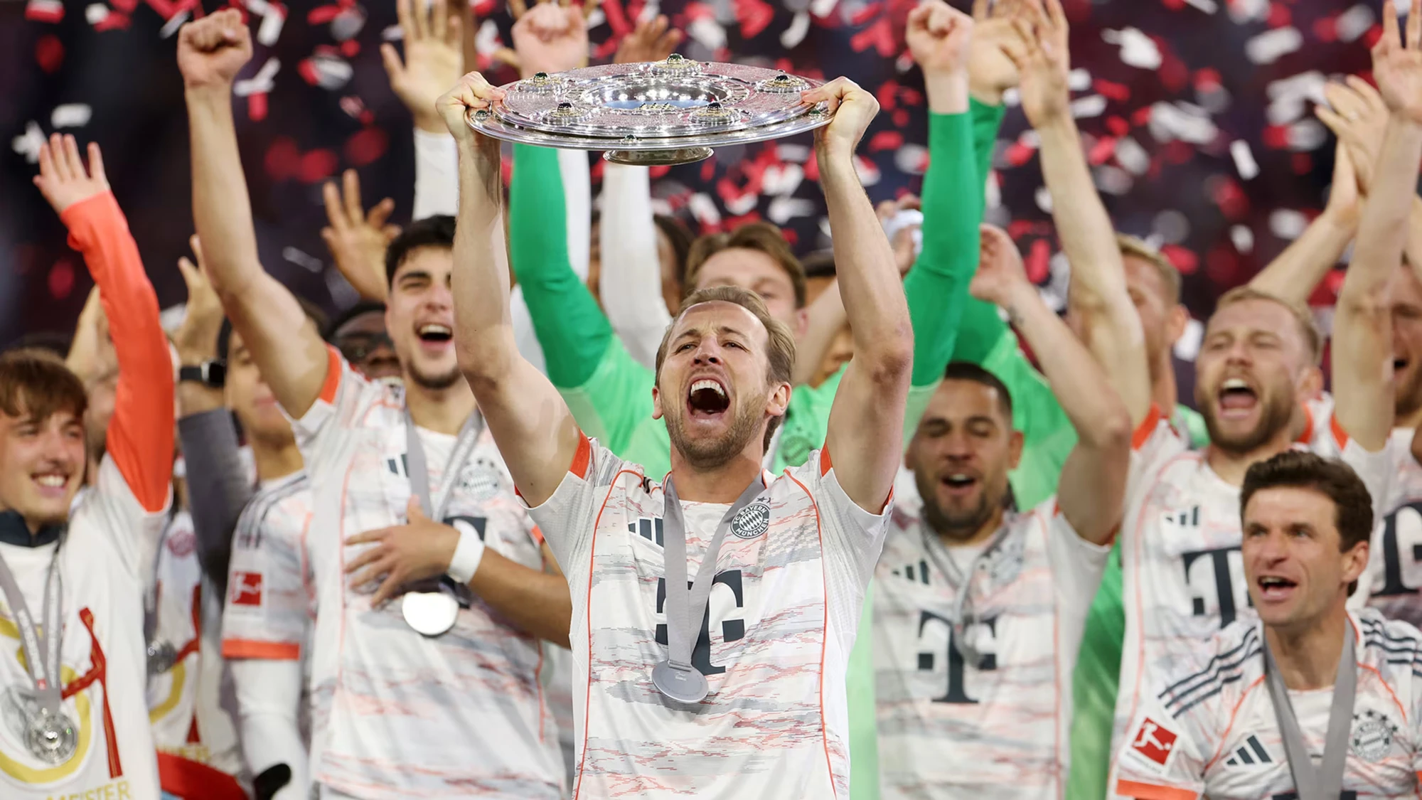 [Ảnh] Khoảnh khắc lần đầu nâng cúp Bundesliga của Harry Kane ảnh 4