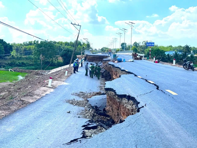 Khẩn trương khắc phục hư hỏng công trình cầu Hòa Bình- Ảnh 1.