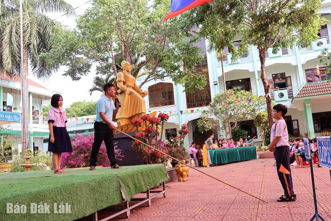 សិស្សានុសិស្សនៃសាលាបឋមសិក្សា ង៉ោក្វាន់ (ក្រុងប៊ុនម៉ាធឿត) ចូលរួមក្នុងកម្មវិធីផ្សព្វផ្សាយចំណេះដឹង និងជំនាញស្តីពីការការពារការលង់ទឹក។   
