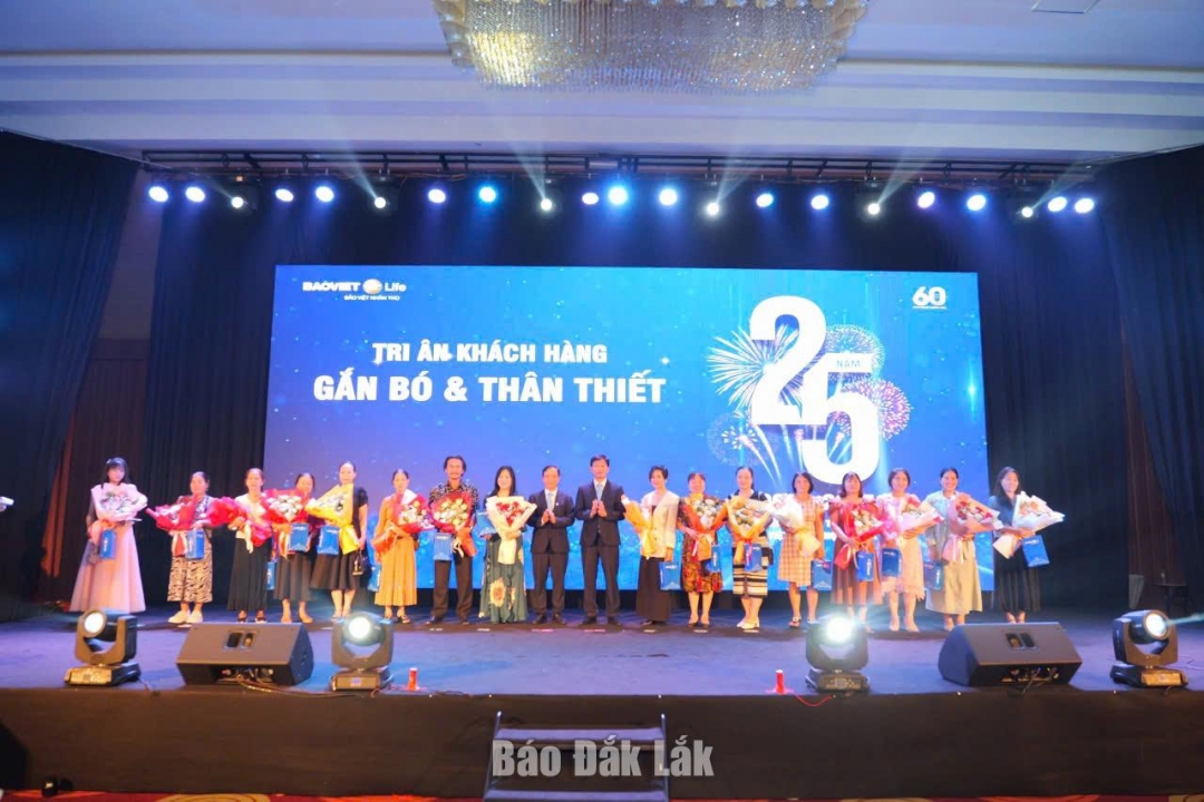 ក្រុមហ៊ុន Bao Viet Life Dak Lak សូមថ្លែងអំណរគុណដល់អតិថិជនដែលស្មោះត្រង់ និងជិតស្និទ្ធ។