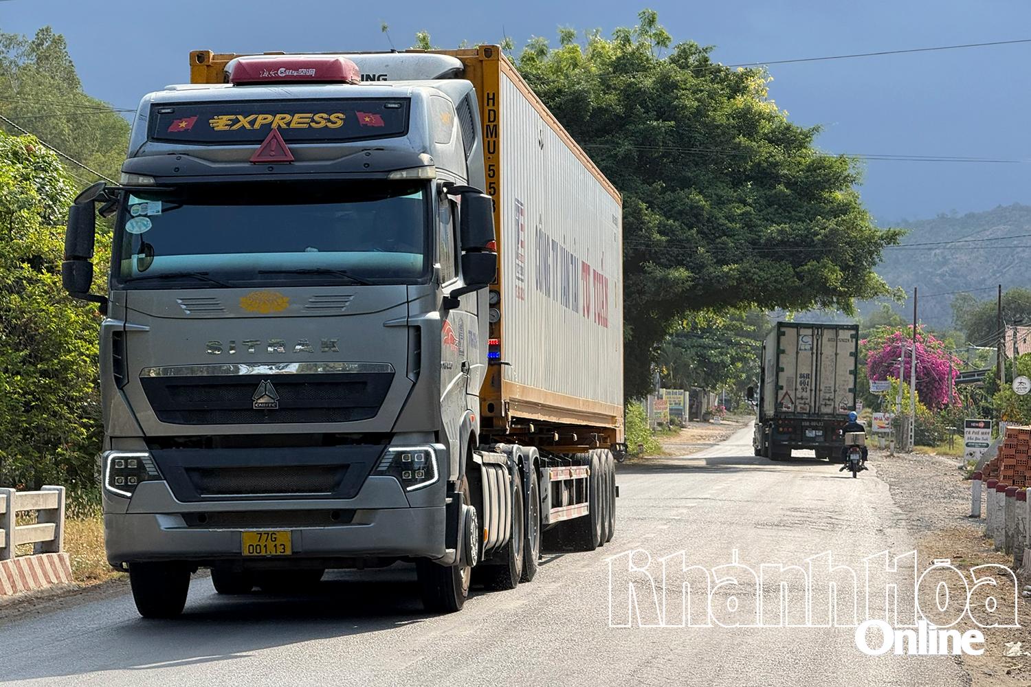 Xe tải lớn chạy qua chiếm gần hết lòng đường tuyến Quốc lộ 27B.
