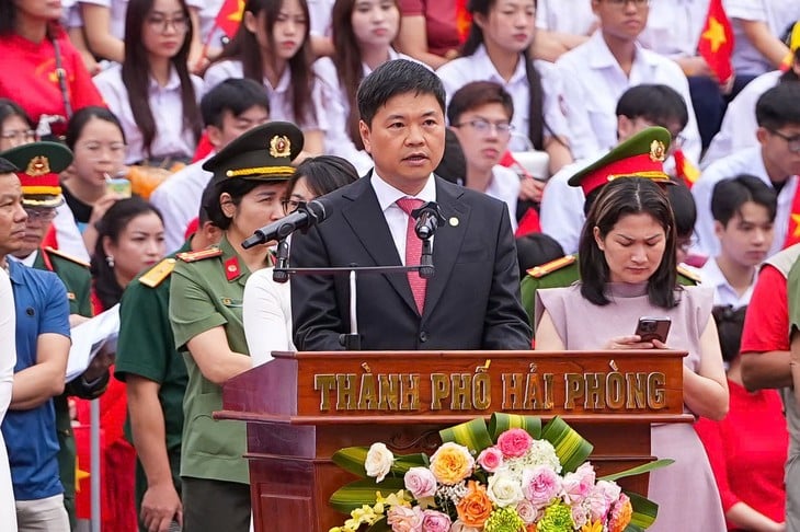 Hang ngan nguoi xem duyet doi ngu, dieu hanh quan chung o Hai Phong